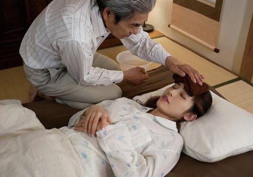 Con dâu bị ốm bố chồng chăm sóc tiện tranh thủ địt luôn