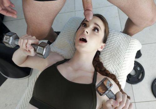 Em teen xinh đi tập gym bị các anh cho xem buồi to