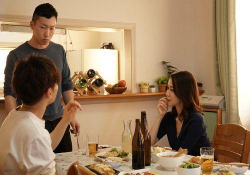 Qua thăm bạn phải tốn tinh trùng vì bà mẹ ngon